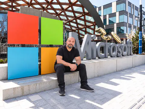 M. Mustafa Bolat, Microsoft kampüsünde Microsoft logosunun önünde otururken